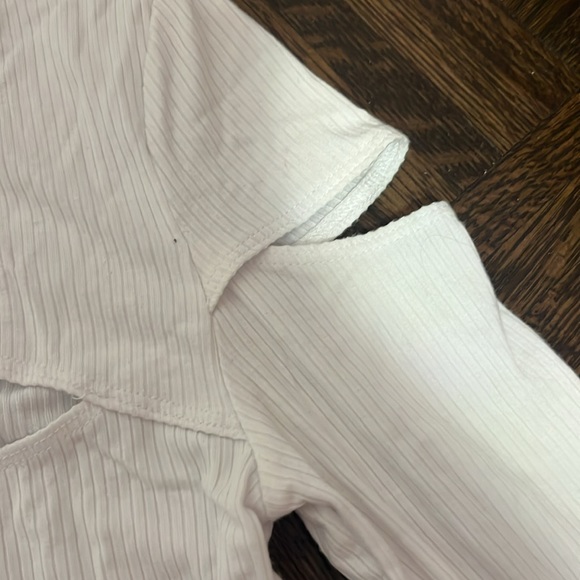 White cropped long leave with cutouts - Picture 2 of 4